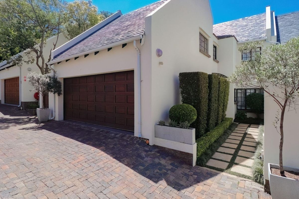 Luxurious 3-Bedroom Duplex with Pool and Flatlet in Secure Complex - Photo 2