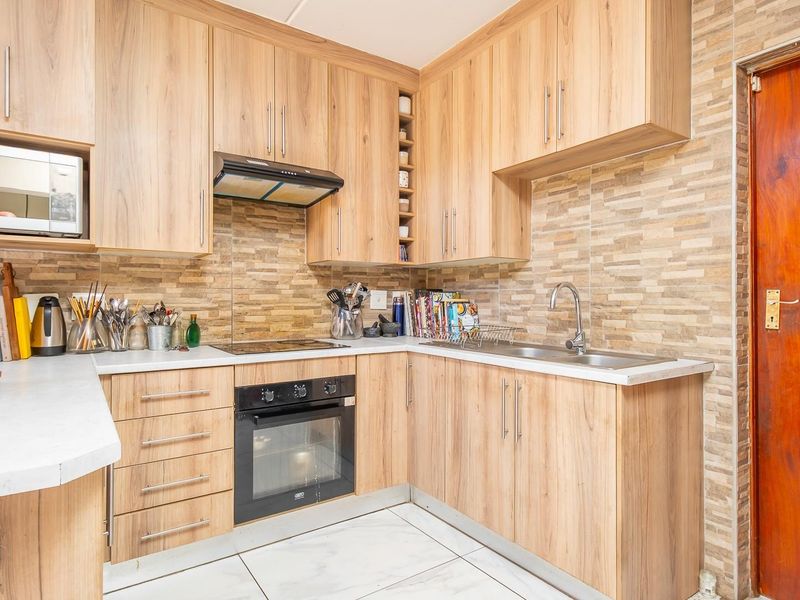 Your Dream Starts Here: Secure, Pet-Friendly Townhouse at Honey Close - Photo 4