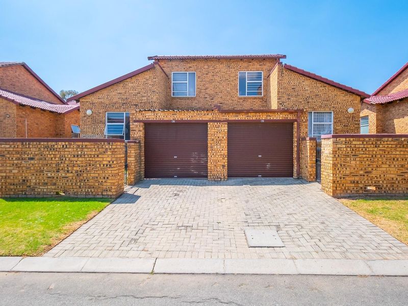 Your Dream Starts Here: Secure, Pet-Friendly Townhouse at Honey Close - Photo 2