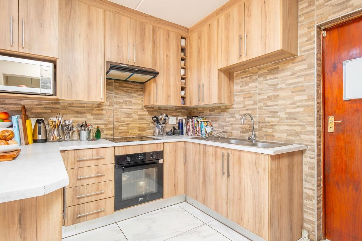 Your Dream Starts Here: Secure, Pet-Friendly Townhouse at Honey Close - Photo 4