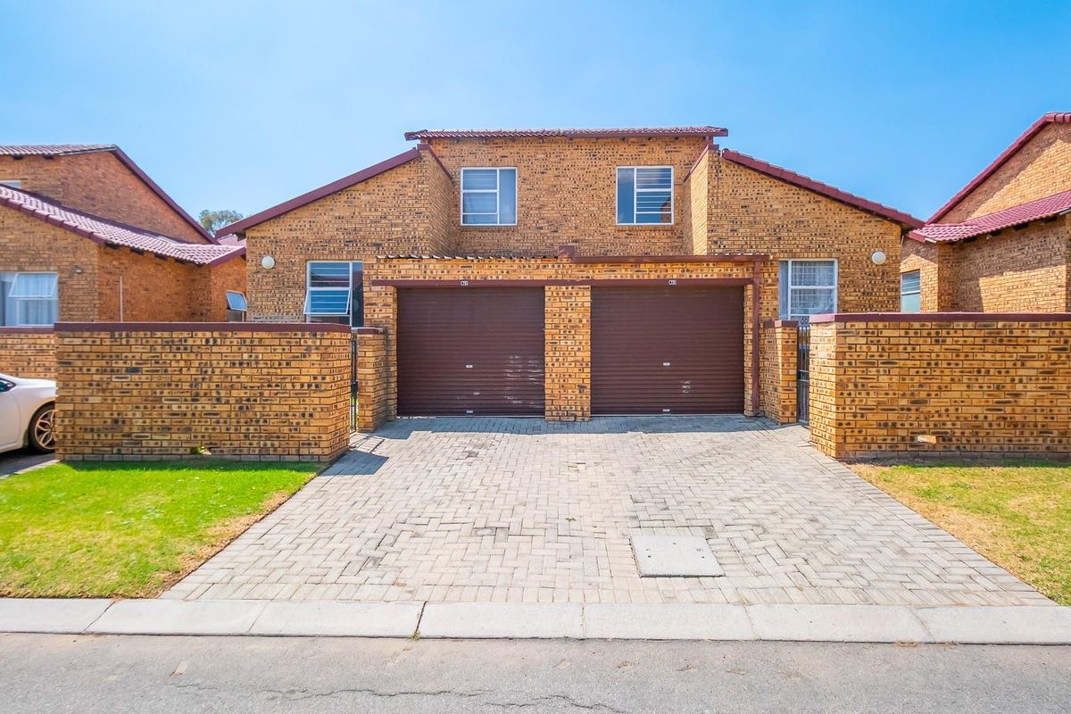 Your Dream Starts Here: Secure, Pet-Friendly Townhouse at Honey Close - Photo 2