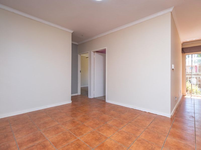 CONVENIENT 2 BEDROOM GROUND FLOOR  TOWNHOUSE APARTMENT WITH GARDEN - Photo 10