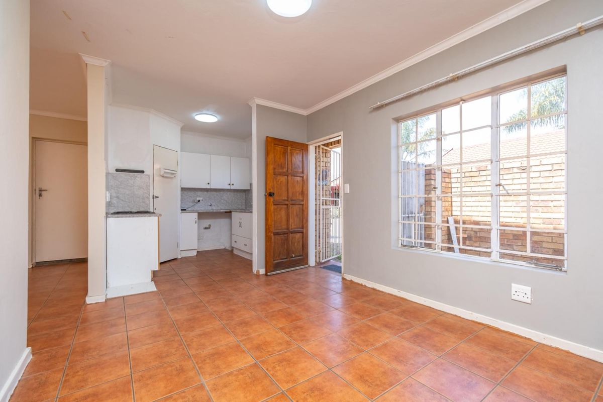 CONVENIENT 2 BEDROOM GROUND FLOOR  TOWNHOUSE APARTMENT WITH GARDEN - Photo 4