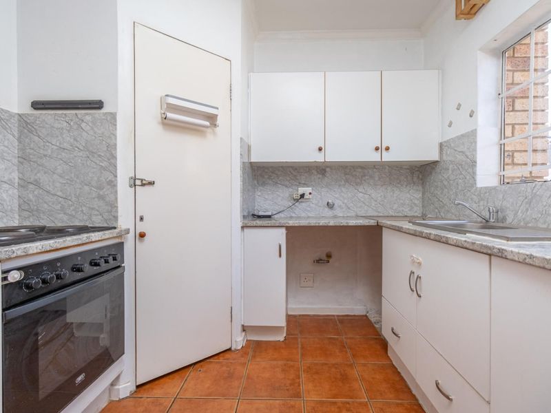 CONVENIENT 2 BEDROOM GROUND FLOOR  TOWNHOUSE APARTMENT WITH GARDEN - Photo 8