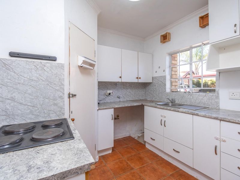 CONVENIENT 2 BEDROOM GROUND FLOOR  TOWNHOUSE APARTMENT WITH GARDEN - Photo 7