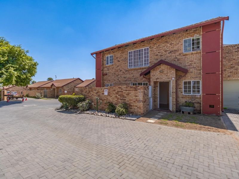 CONVENIENT 2 BEDROOM GROUND FLOOR  TOWNHOUSE APARTMENT WITH GARDEN - Photo 3