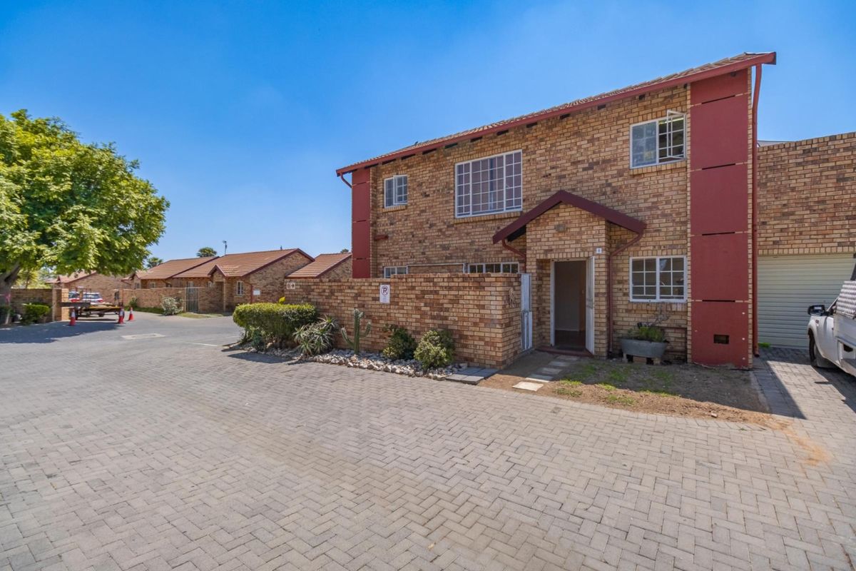 CONVENIENT 2 BEDROOM GROUND FLOOR  TOWNHOUSE APARTMENT WITH GARDEN - Photo 3