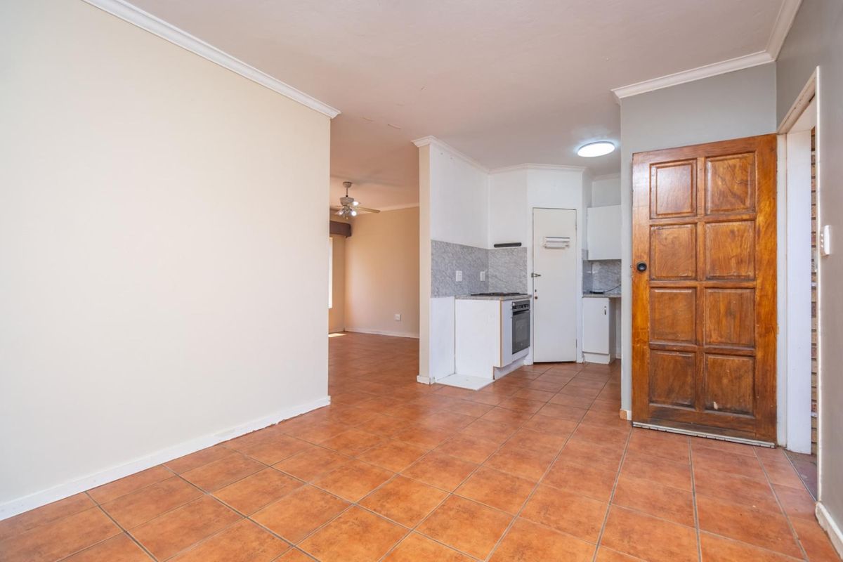 CONVENIENT 2 BEDROOM GROUND FLOOR  TOWNHOUSE APARTMENT WITH GARDEN - Photo 5