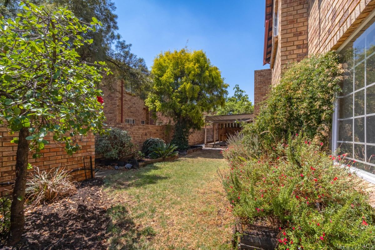 CONVENIENT 2 BEDROOM GROUND FLOOR  TOWNHOUSE APARTMENT WITH GARDEN - Photo 2