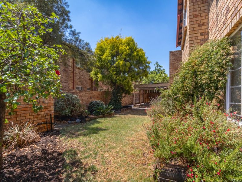 CONVENIENT 2 BEDROOM GROUND FLOOR  TOWNHOUSE APARTMENT WITH GARDEN - Photo 2