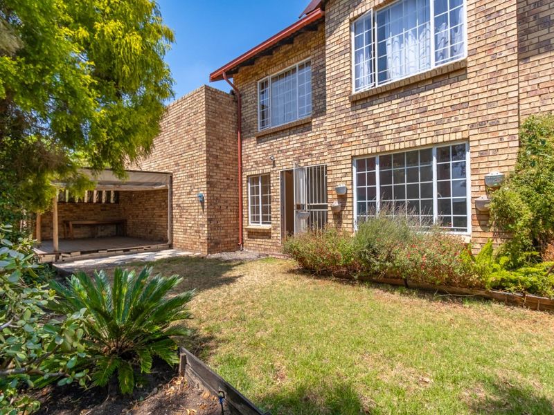CONVENIENT 2 BEDROOM GROUND FLOOR  TOWNHOUSE APARTMENT WITH GARDEN - Photo 1