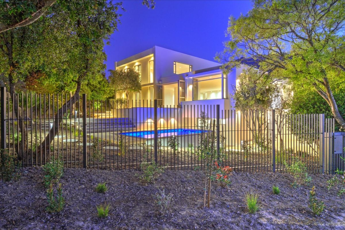 Architectural Masterpiece in Rozendal, Stellenbosch - Photo 3