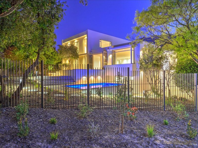 Architectural Masterpiece in Rozendal, Stellenbosch - Photo 3