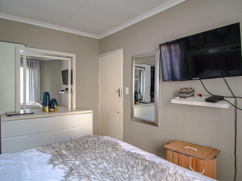 Charm meets Comfort in this Delightful House - Photo 9