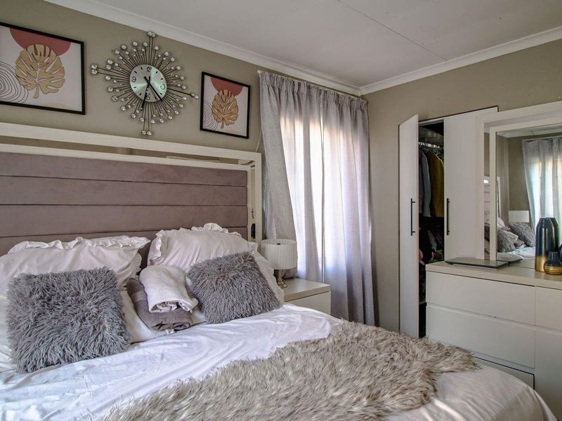 Charm meets Comfort in this Delightful House - Photo 8