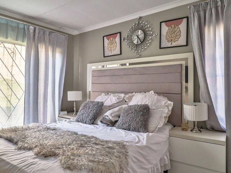 Charm meets Comfort in this Delightful House - Photo 7