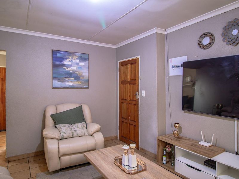 Charm meets Comfort in this Delightful House - Photo 6