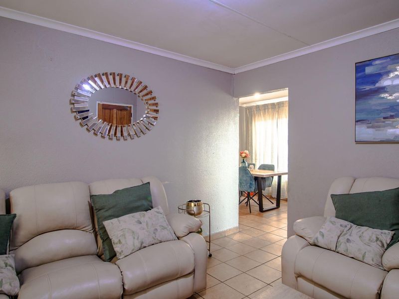 Charm meets Comfort in this Delightful House - Photo 5