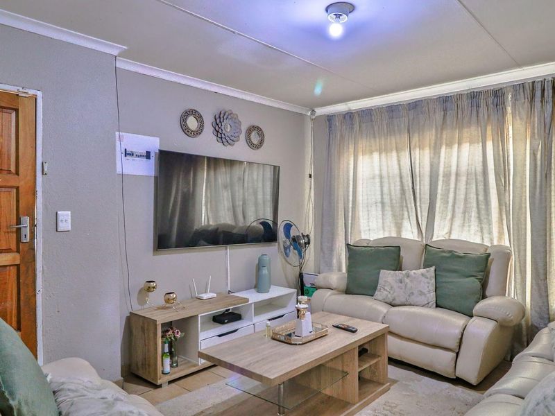 Charm meets Comfort in this Delightful House - Photo 4