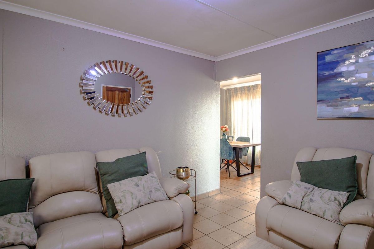 Charm meets Comfort in this Delightful House - Photo 5