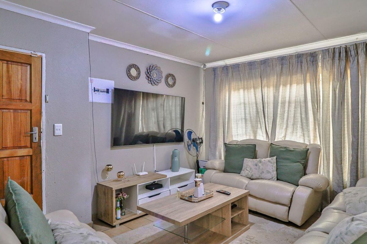 Charm meets Comfort in this Delightful House - Photo 4