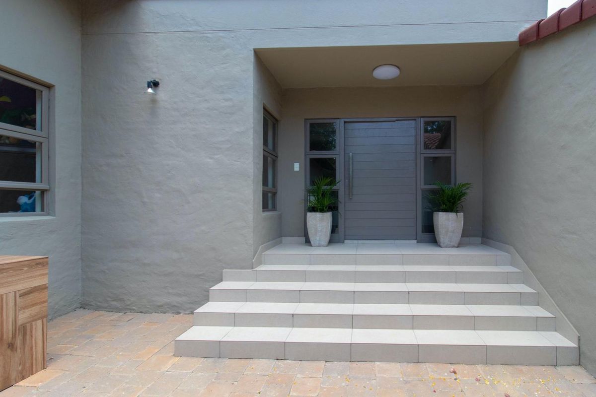 House For Sale in Bryanston, Sandton, Gauteng - Photo 2