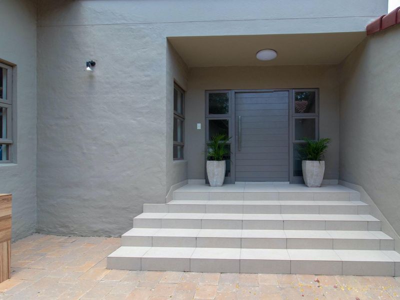 House For Sale in Bryanston, Sandton, Gauteng - Photo 2