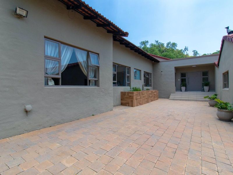 House For Sale in Bryanston, Sandton, Gauteng - Photo 1