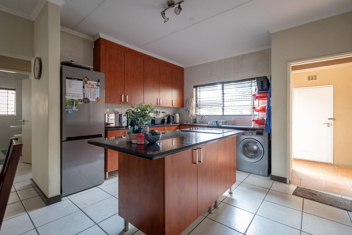 Apartment For Sale in Sunninghill, Sandton, Gauteng - Photo 2