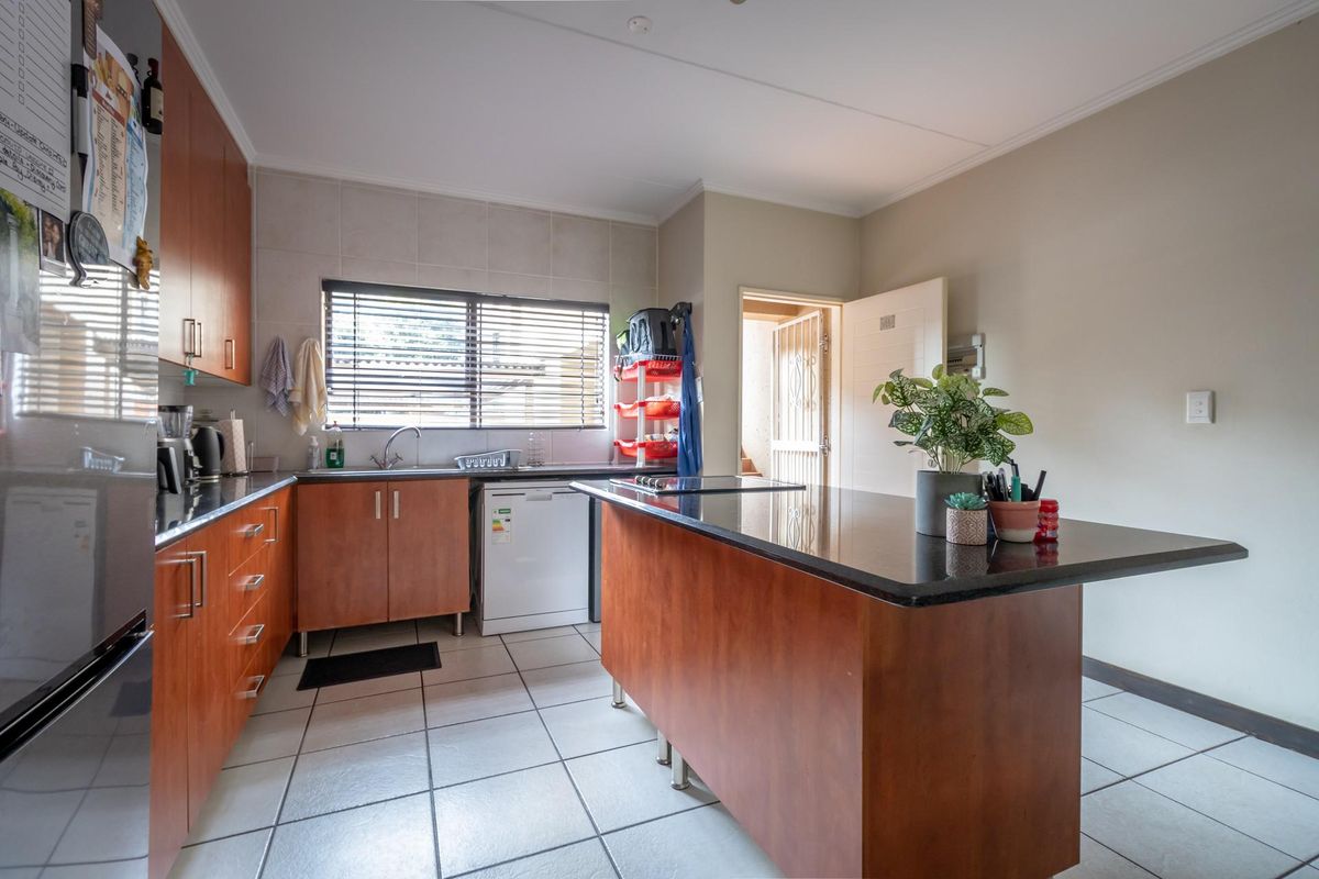 Apartment For Sale in Sunninghill, Sandton, Gauteng - Photo 3