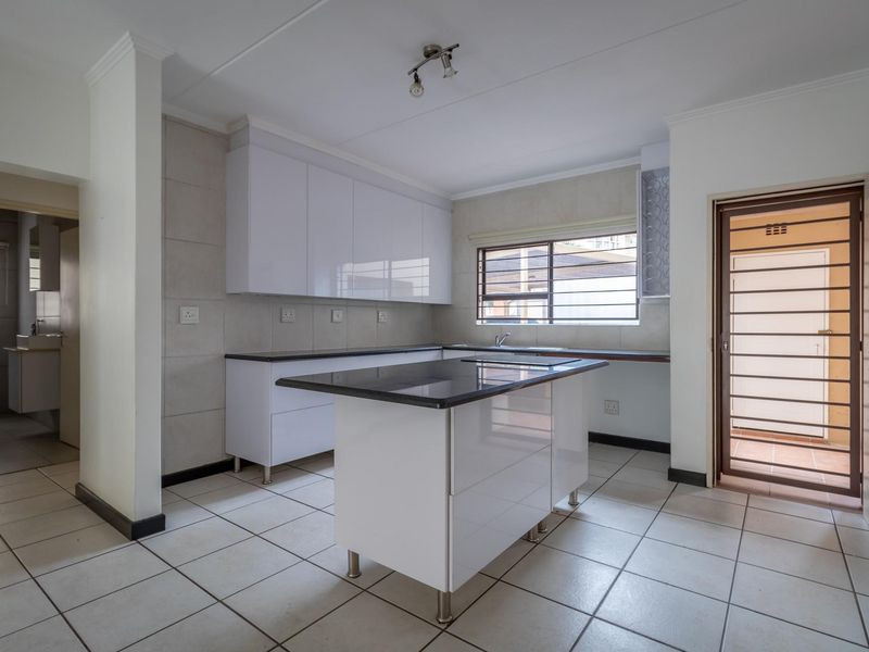 Apartment For Sale in Sunninghill, Sandton, Gauteng - Photo 2