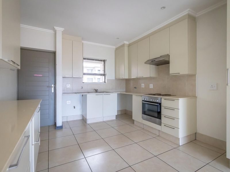 Apartment For Sale in Barbeque Downs, Midrand, Gauteng - Photo 2