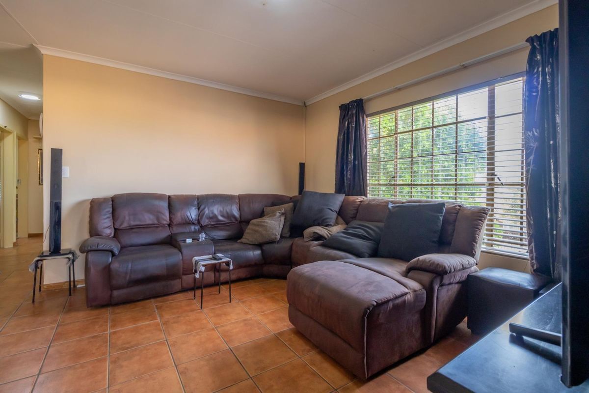 COMFORTABLE 3 BEDROOM APARTMENT IN THE REEDS. - Photo 2