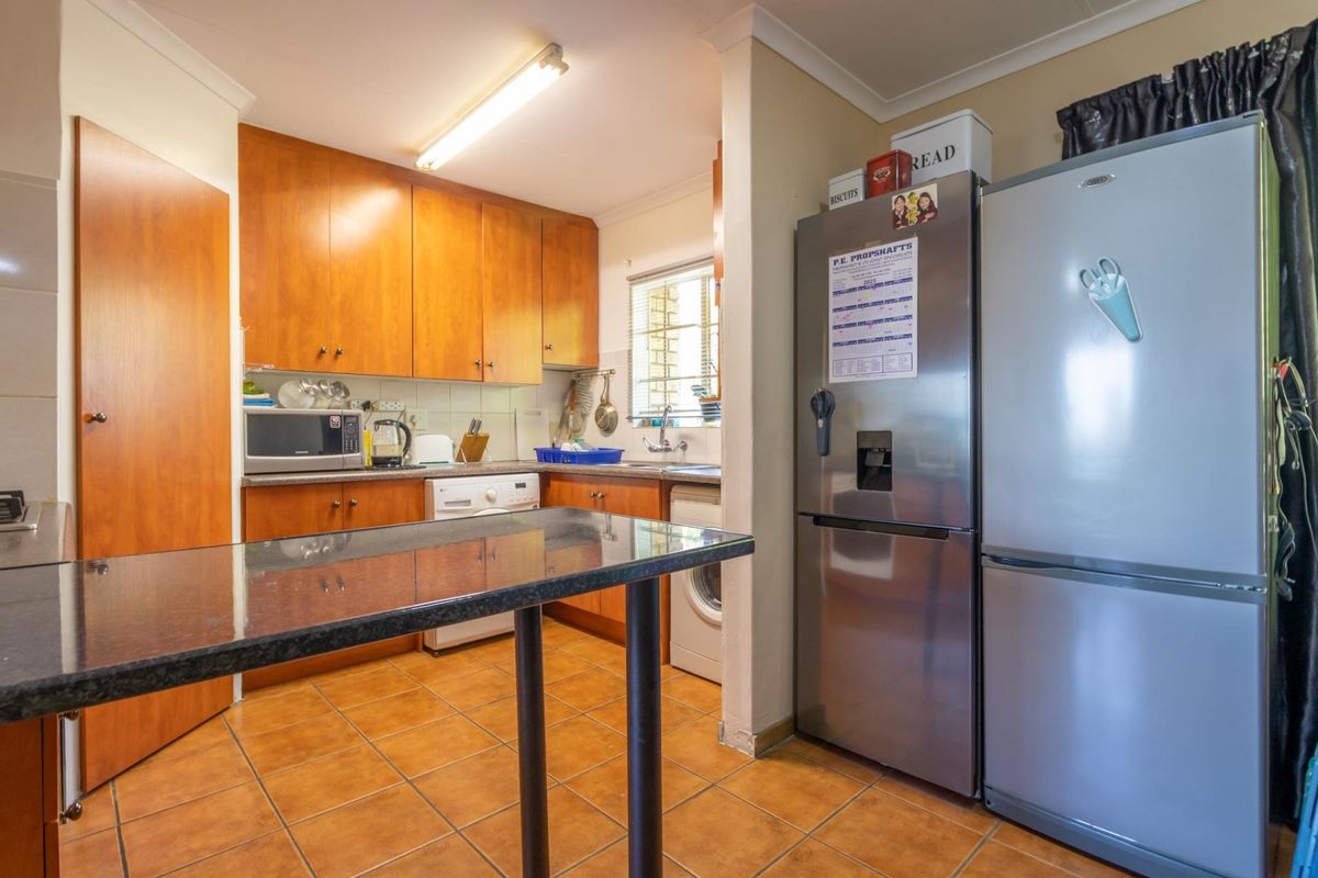 COMFORTABLE 3 BEDROOM APARTMENT IN THE REEDS. - Photo 5