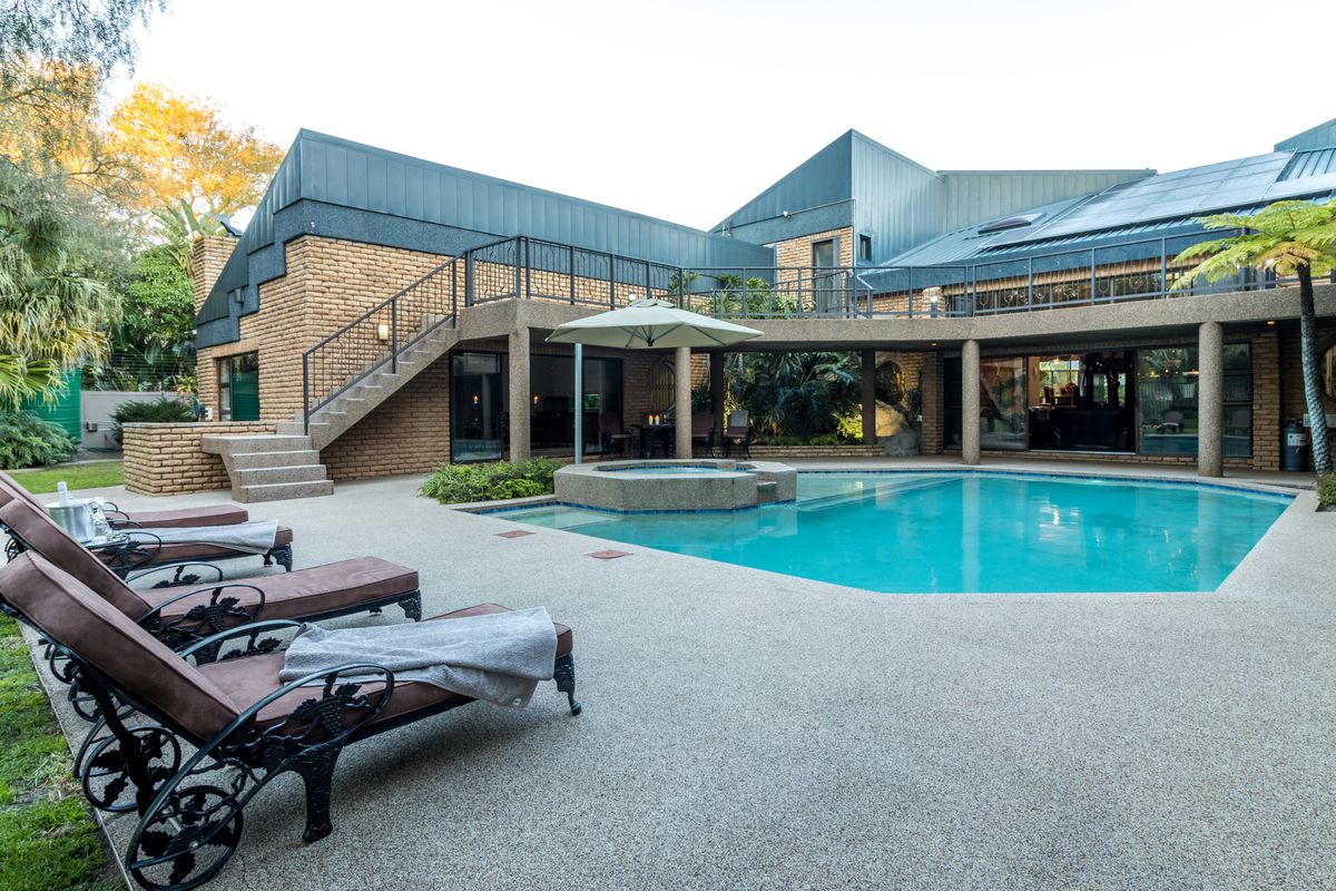 Luxurious Riverfront Residence - Photo 4