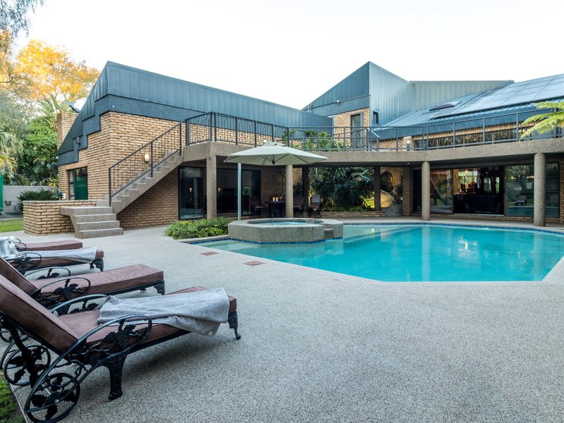 Luxurious Riverfront Residence - Photo 4