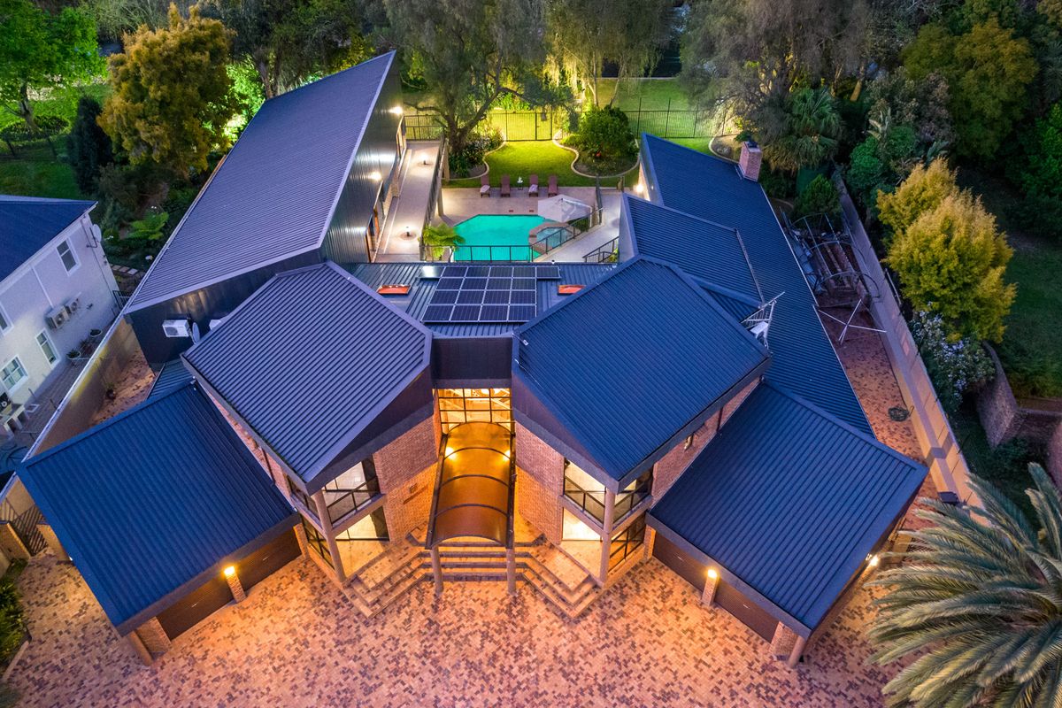 Luxurious Riverfront Residence - Photo 2