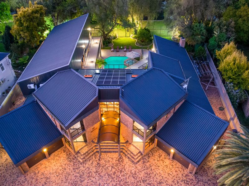 Luxurious Riverfront Residence - Photo 2