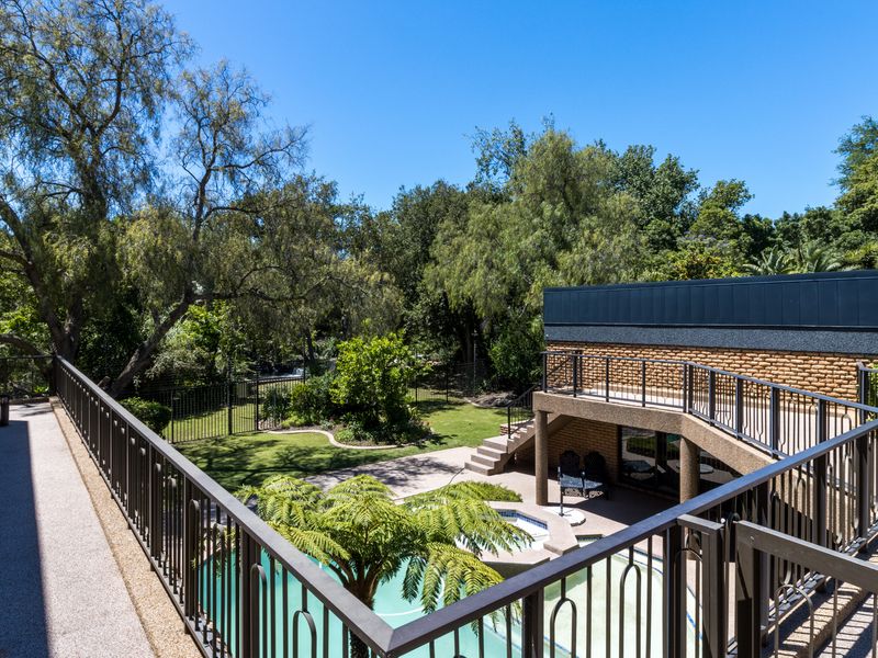 Luxurious Riverfront Residence - Photo 10