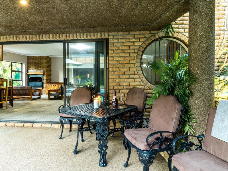 Luxurious Riverfront Residence - Photo 9