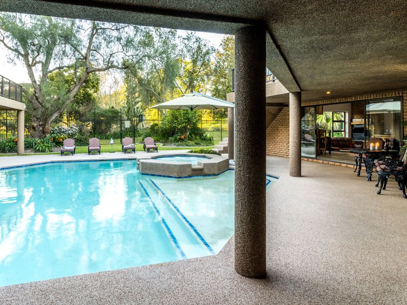 Luxurious Riverfront Residence - Photo 8