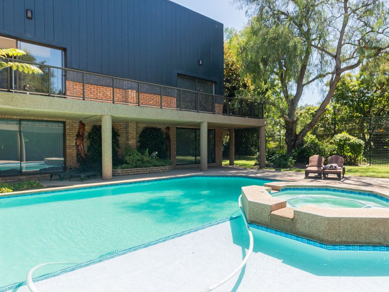 Luxurious Riverfront Residence - Photo 7