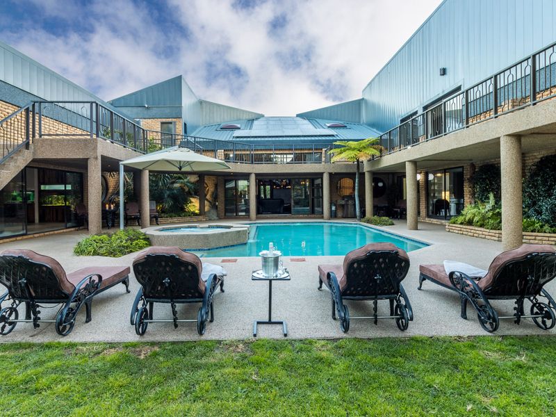 Luxurious Riverfront Residence - Photo 1