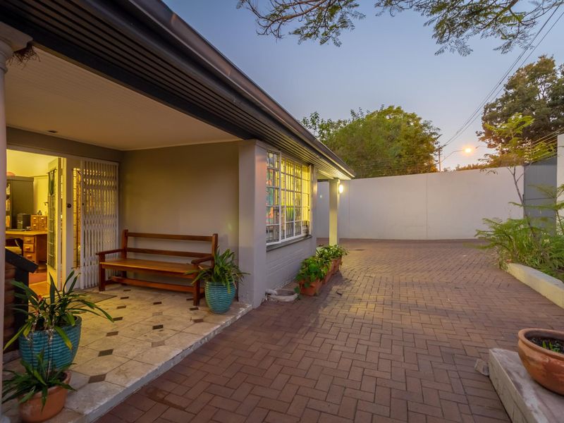 Graceful Parktown North Home in Large Park-Like Garden - Photo 7