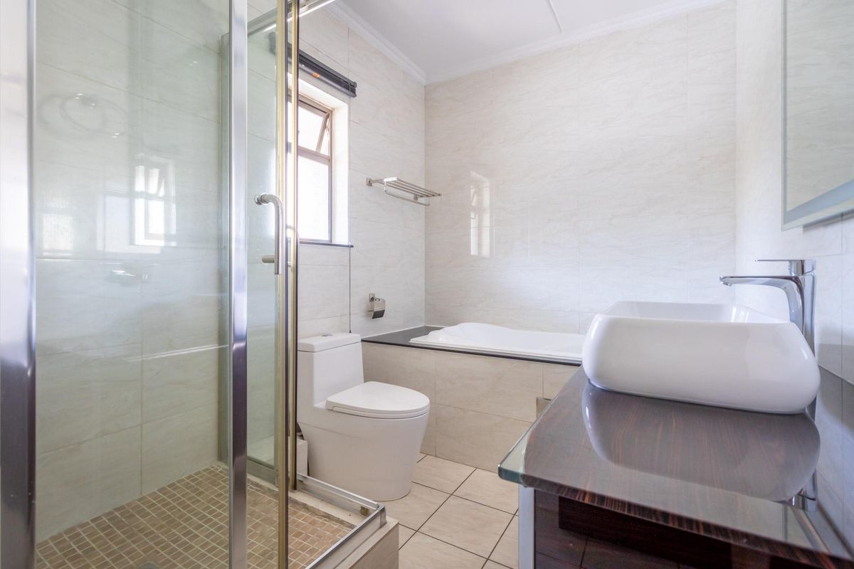 Luxury 2 Bed 2 Bath Investment Apartment - Photo 4