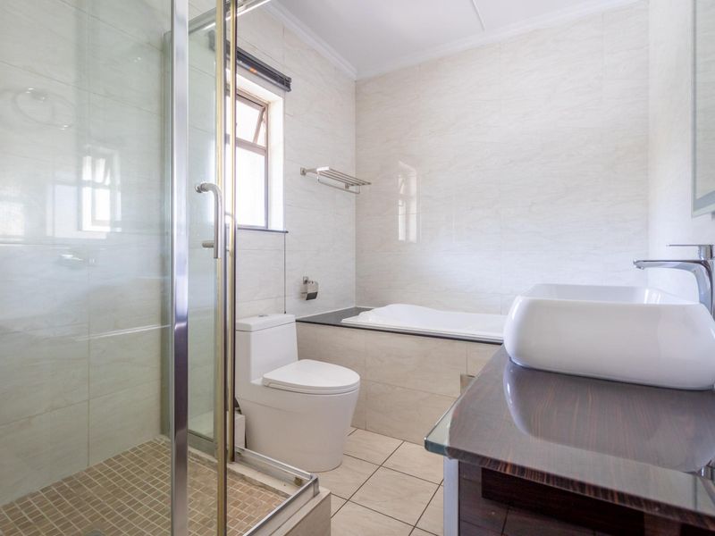 Luxury 2 Bed 2 Bath Investment Apartment - Photo 4
