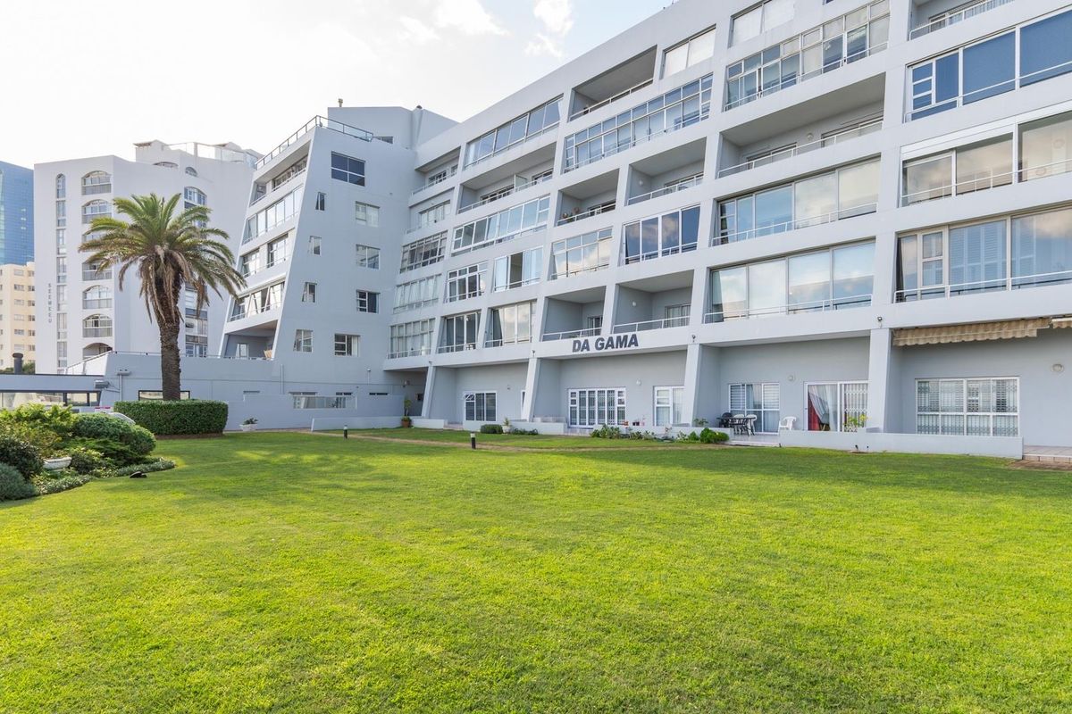 Experience luxury living in this stunning 3-bedroom rental apartment, boasting breathtaking views! - Photo 3