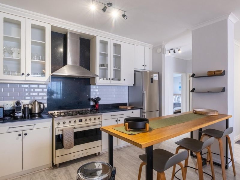 Experience luxury living in this stunning 3-bedroom rental apartment, boasting breathtaking views! - Photo 10