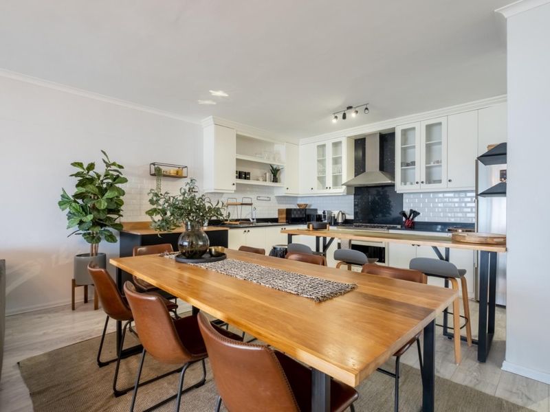 Experience luxury living in this stunning 3-bedroom rental apartment, boasting breathtaking views! - Photo 8