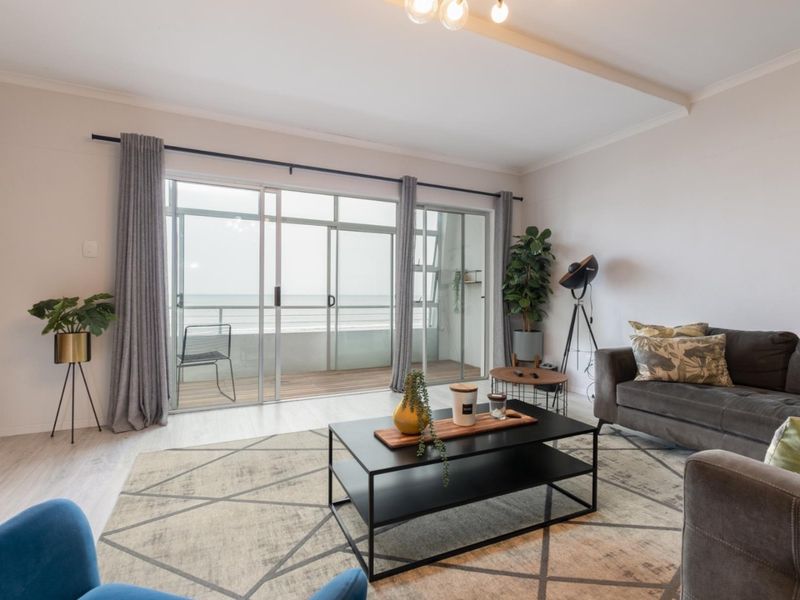 Experience luxury living in this stunning 3-bedroom rental apartment, boasting breathtaking views! - Photo 7